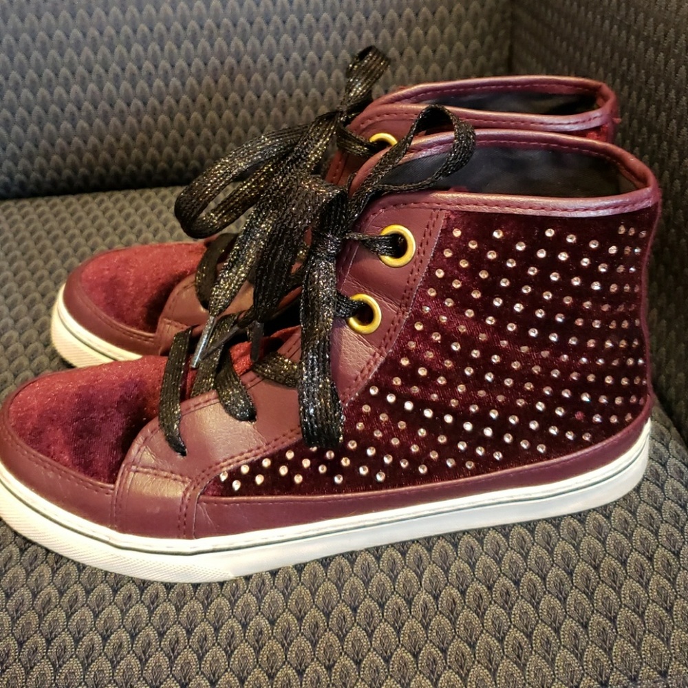 Place Girls or women's glitter maroon hi top.